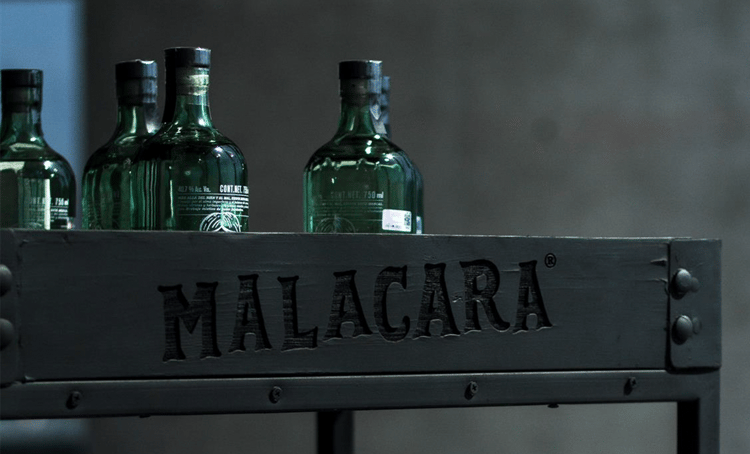 malacara_carrito_de_mezcal_con_botellas_v09